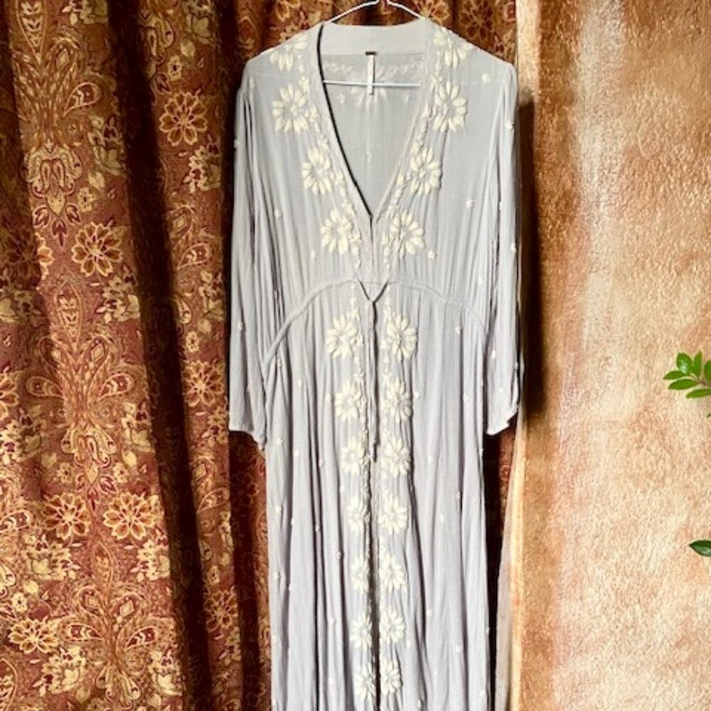 Free People || Embroidered Fable Maxi Dress in Dove Gray Lavender M EUC